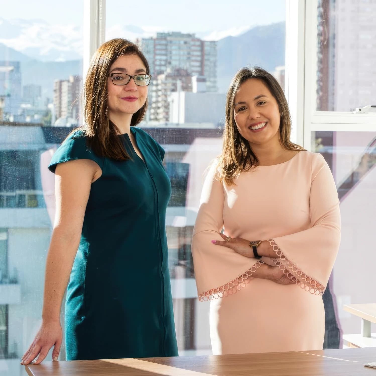 Las abogadas de derecho de familia y compliance empresarial María Pía Correa y Macarena Aguilar, en su oficina en Vitacura
